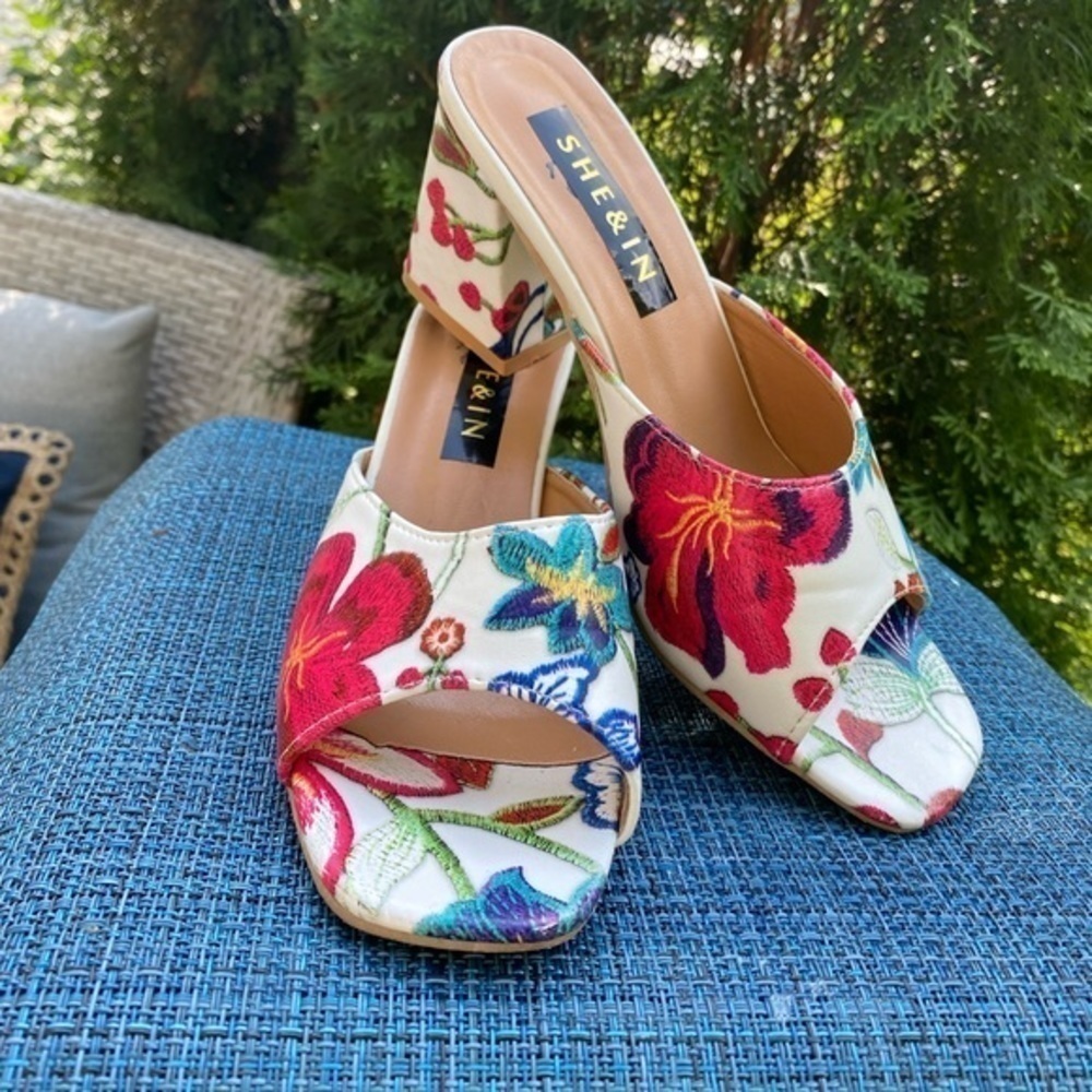 She & In Colorful Open Toe Slides